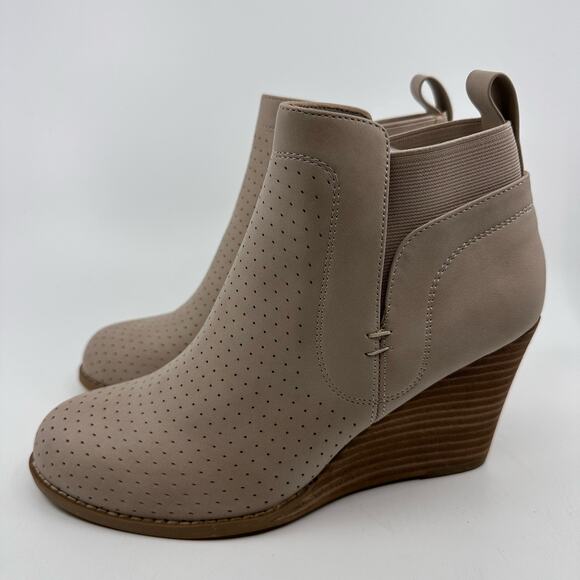 DV by Dolce Vita Gerdy Ankle Bootie Wedge Heel Vegan Leather Beige Womens Size 8 - Picture 3 of 10